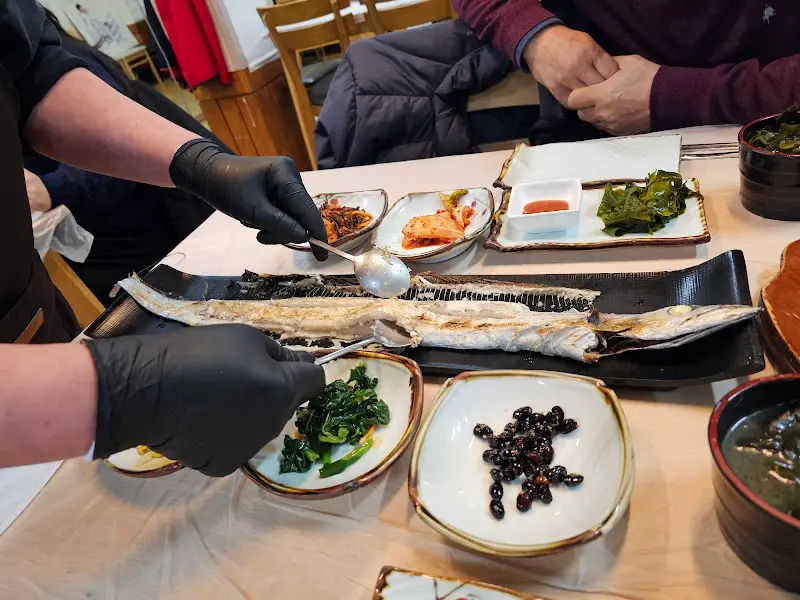 갈치조림과 밑반찬이 차려진 식탁