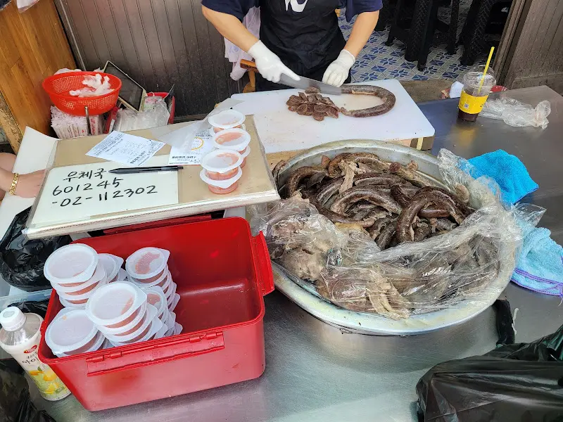 순대를 썰고 있는 아주머니의 모습