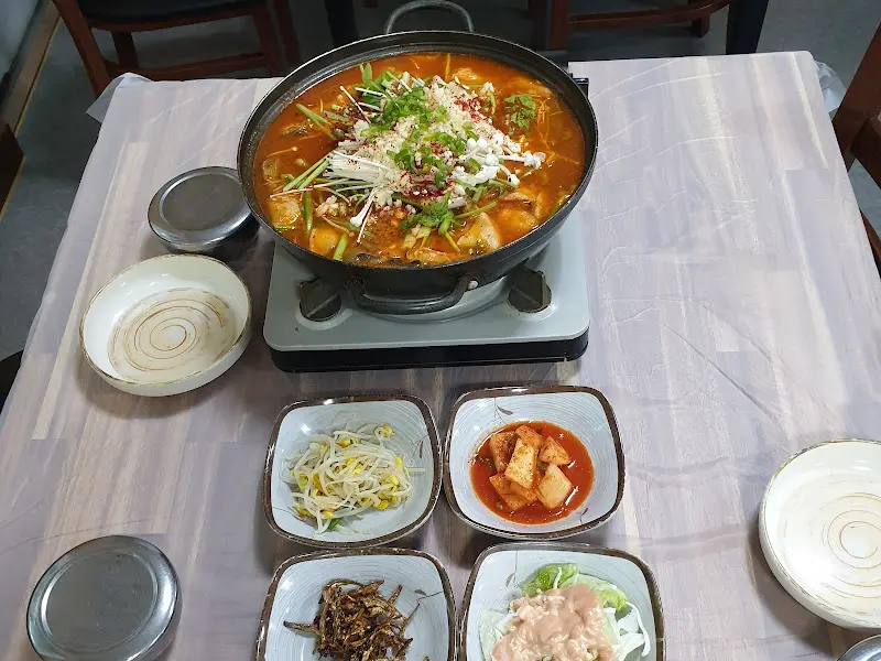 버너 위에 올려진 매운탕 냄비와 가지런히 놓인 밑반찬 그릇들이 정갈한 느낌을 준다.
