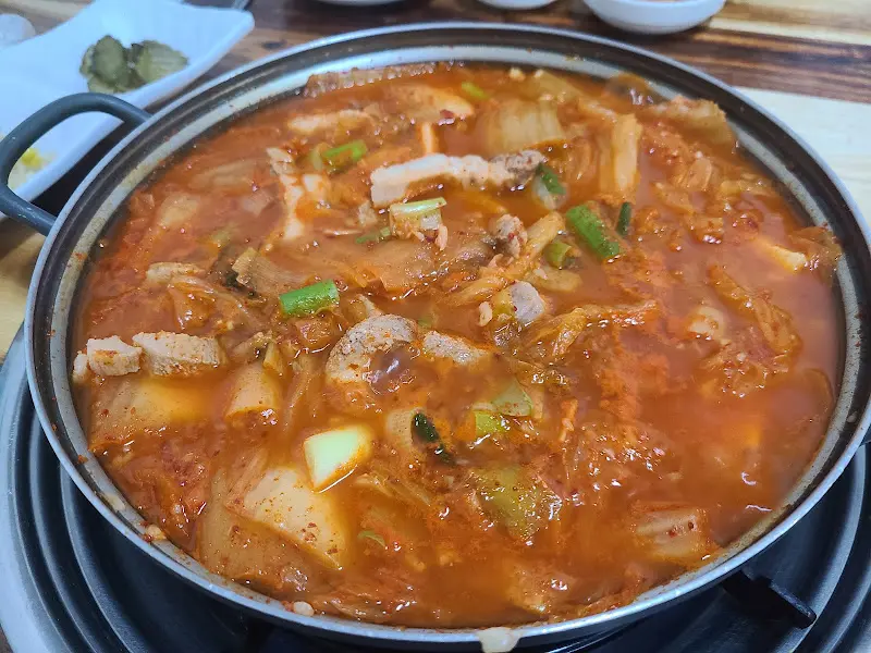 푸짐한 김치찌개 한 냄비