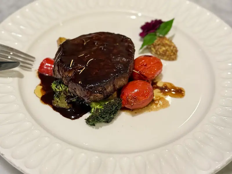 윤기가 흐르는 로즈모스의 스테이크