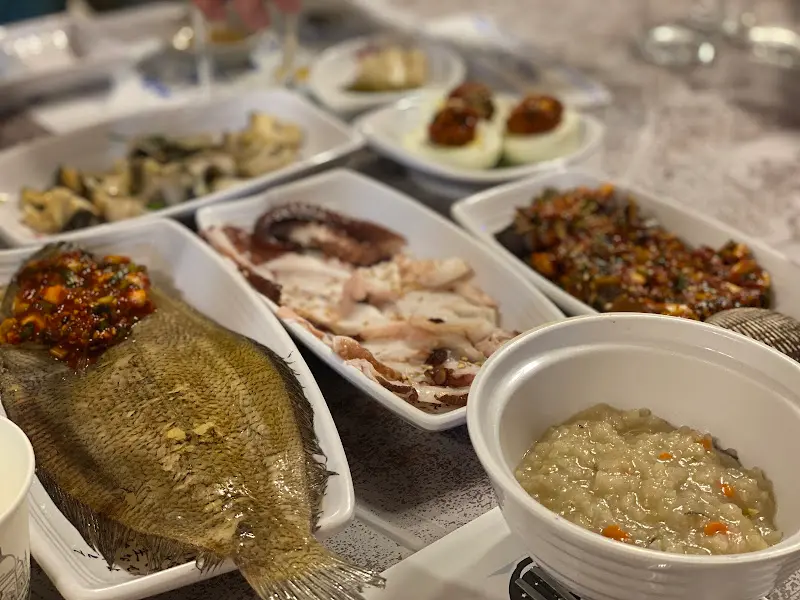 정갈하게 담긴 해산물 요리