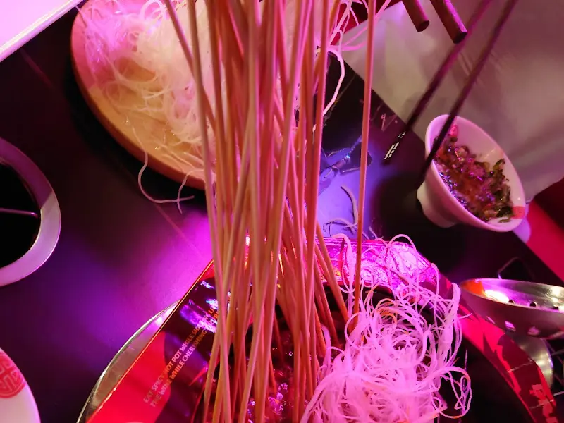 테이블 위에 놓인 훠궈와 꼬치