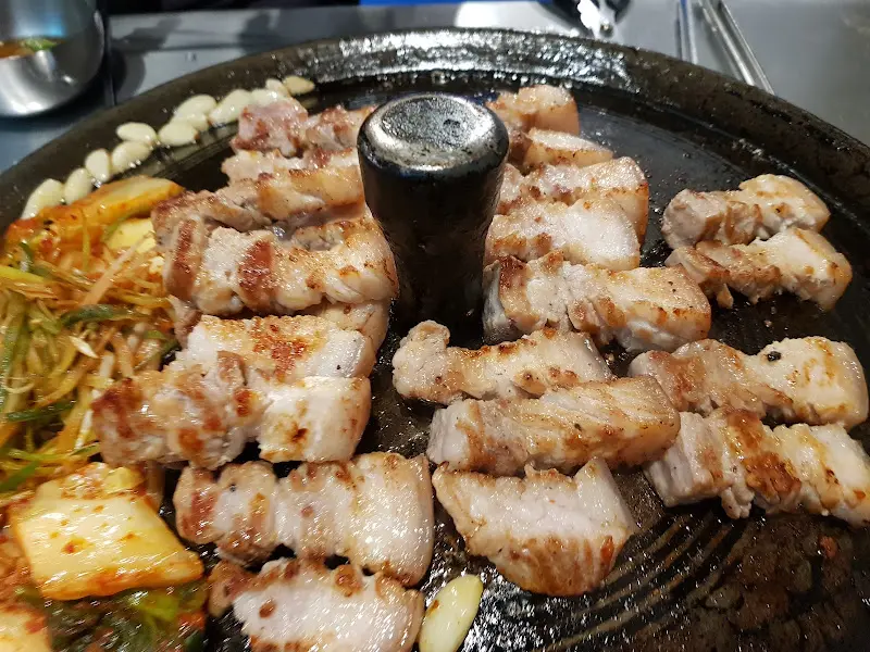 노릇하게 구워진 삼겹살