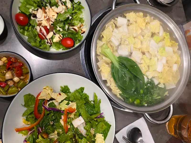 다양한 샐러드와 해물탕