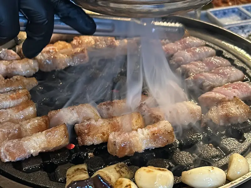 전문가의 손길로 구워지는 삼겹살