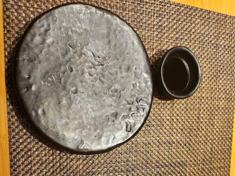 정갈한 식기가 놓인 테이블 세팅