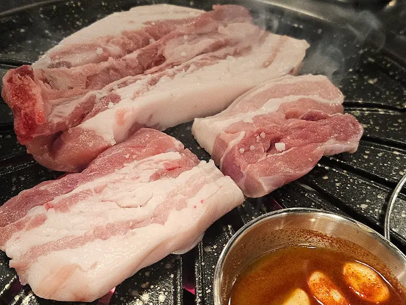 불판위에 올려진 돗갈비