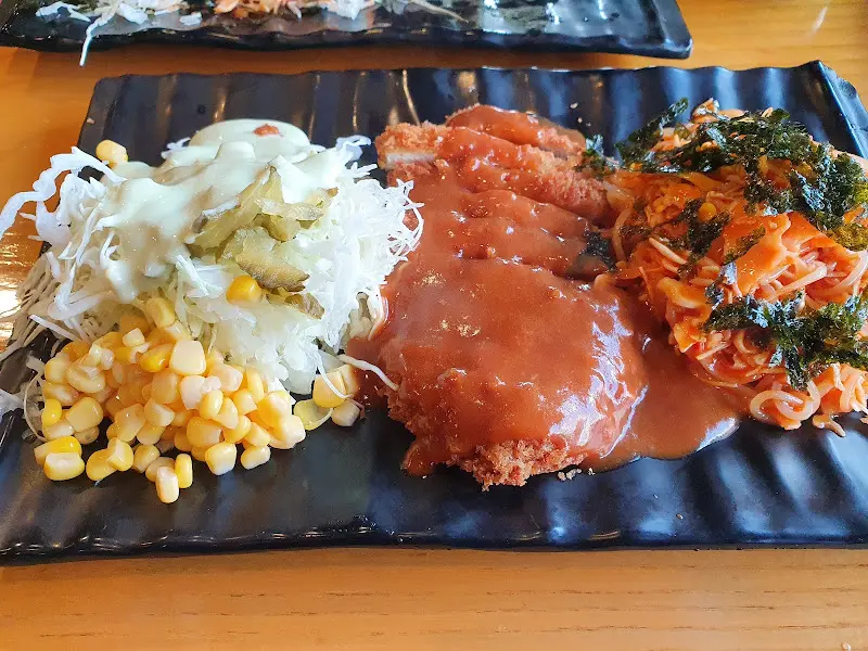 돈까스, 쫄면, 샐러드 한 상 차림