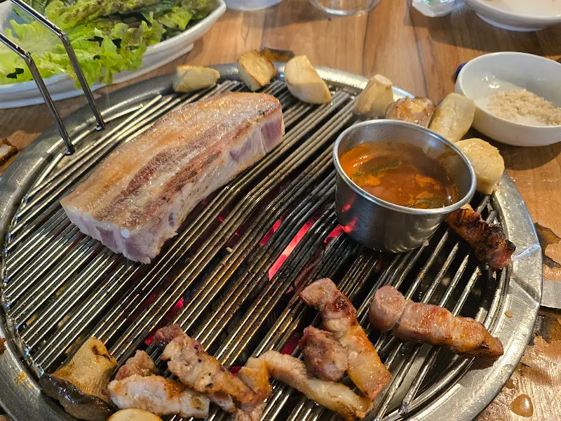 멜젓에 푹 찍은 오겹살