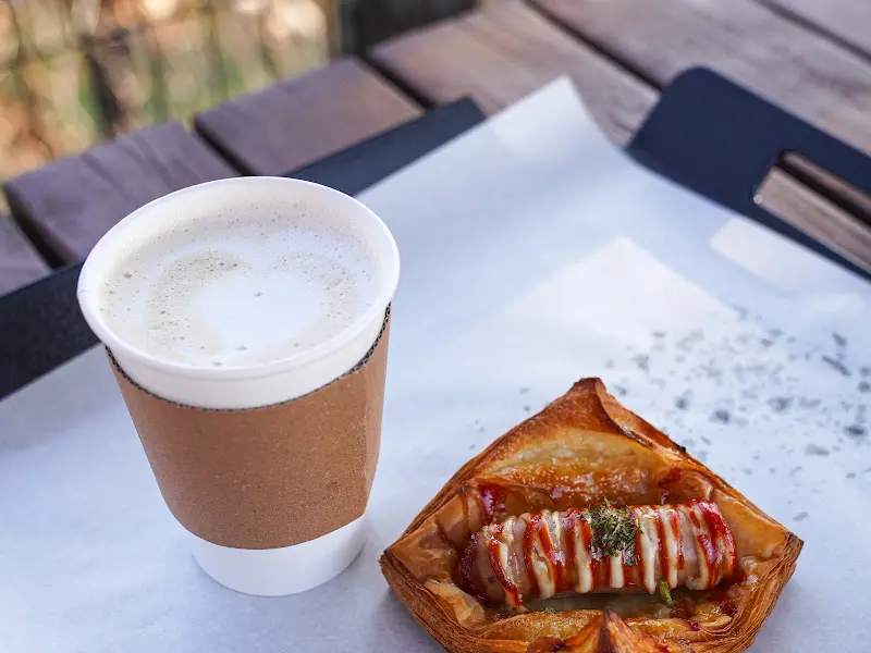 디카페인 라떼와 소시지 페스츄리