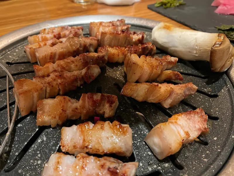 잘 구워진 오겹살 단면