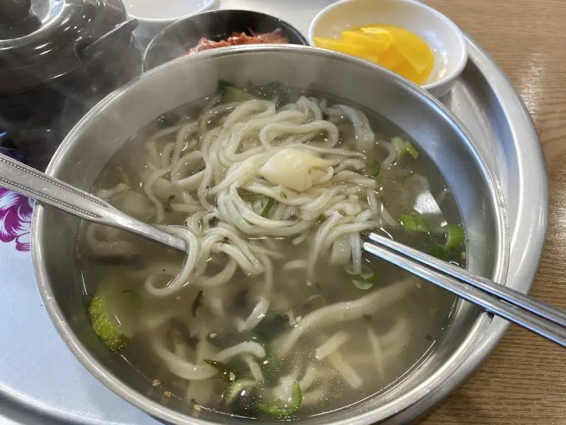 칼국수 한 상 차림