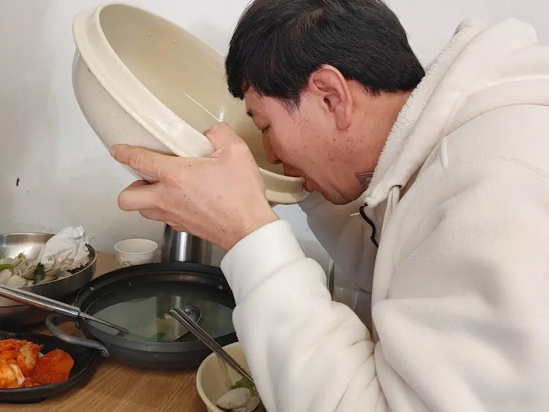 칼국수 국물 마시는 사진