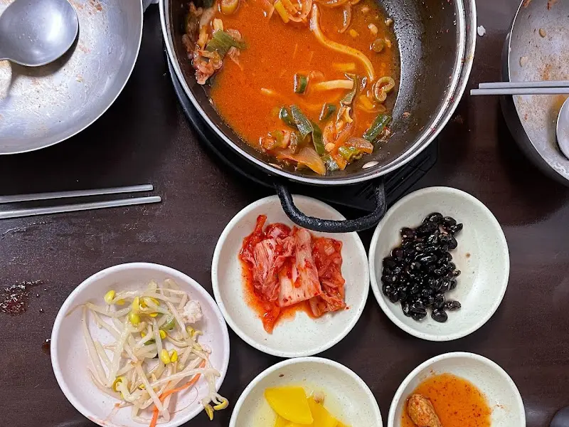 다 먹은 곱창전골 냄비와 밑반찬 그릇들