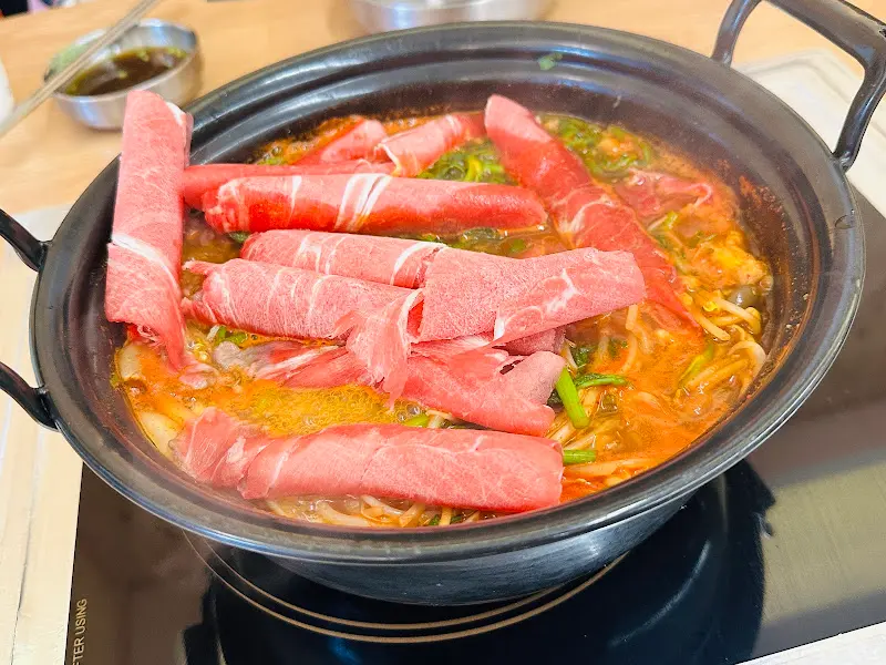 끓고 있는 샤브샤브에 소고기를 넣는 모습