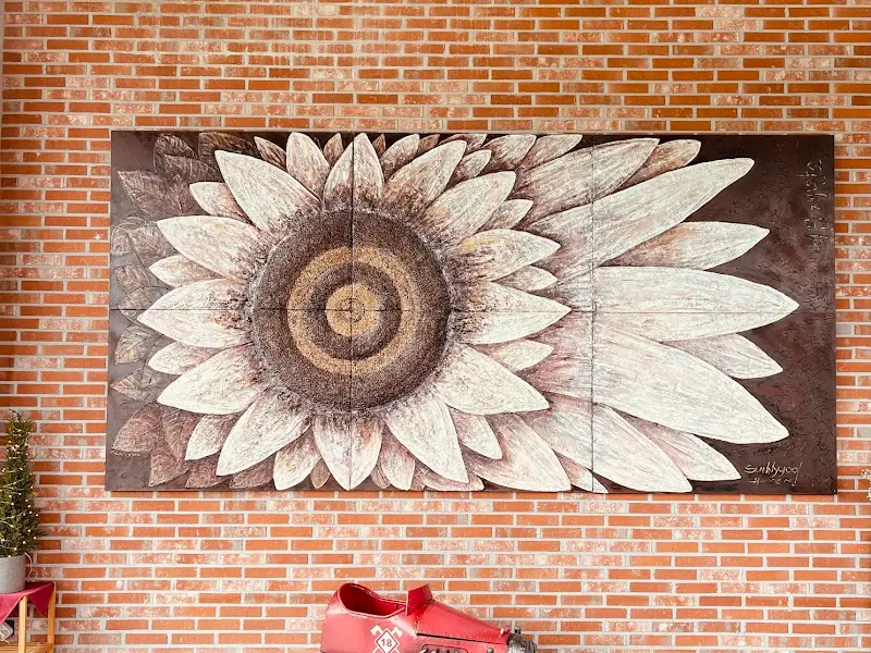 벽에 걸린 해바라기 그림
