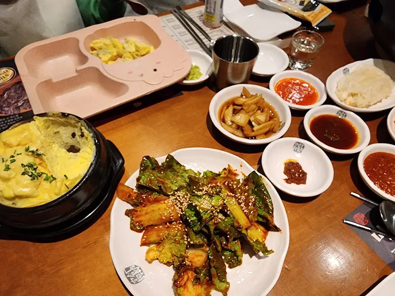 아이용 식기와 곁들임 찬