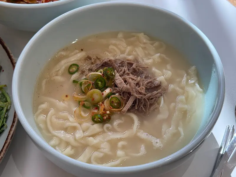 한우 사골 칼국수의 면발