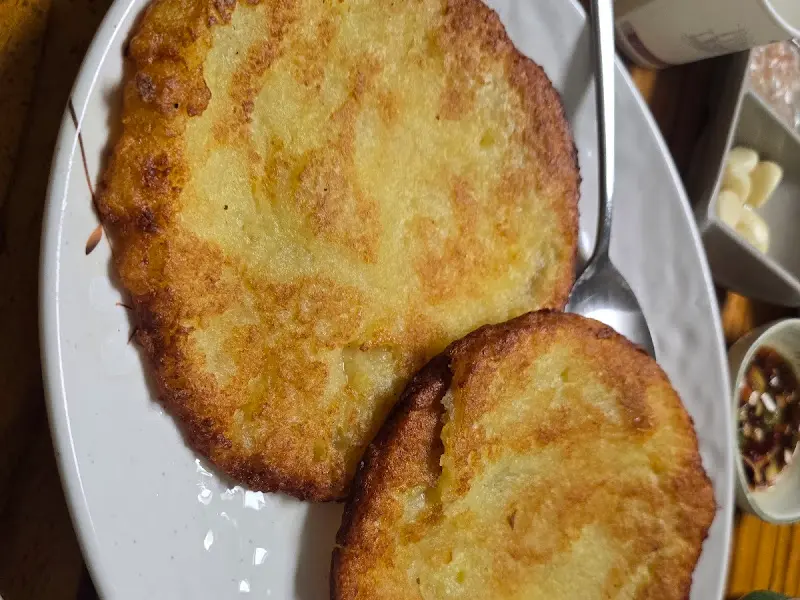 노릇하게 구워진 감자전