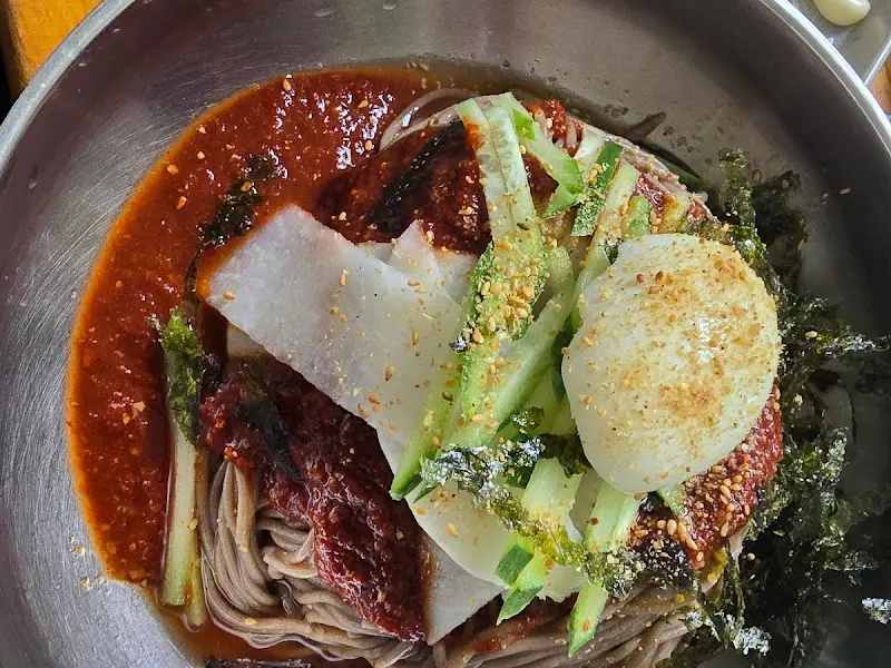 매콤한 비빔 막국수