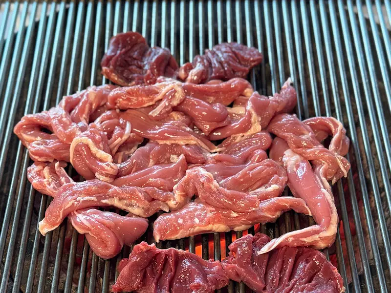 숯불에 구워지는 오리 목살