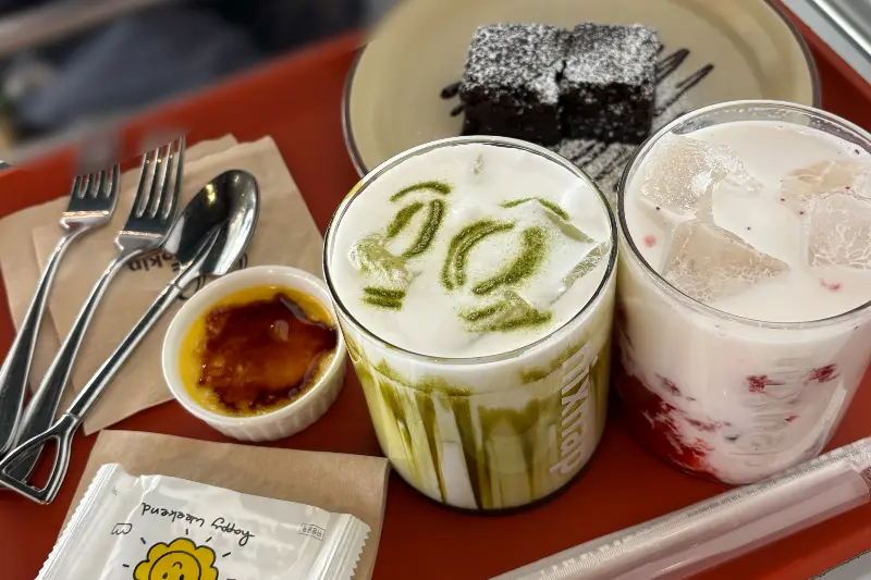 다양한 음료와 디저트가 놓인 쟁반