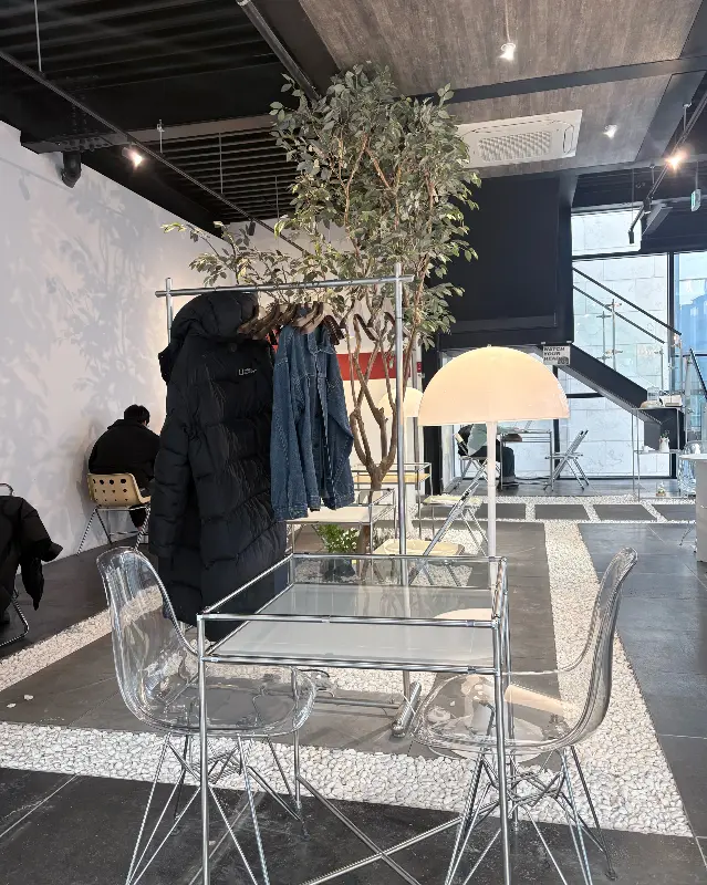 카페 내부의 테이블과 의자