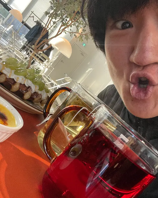 음료 사진을 찍는 모습