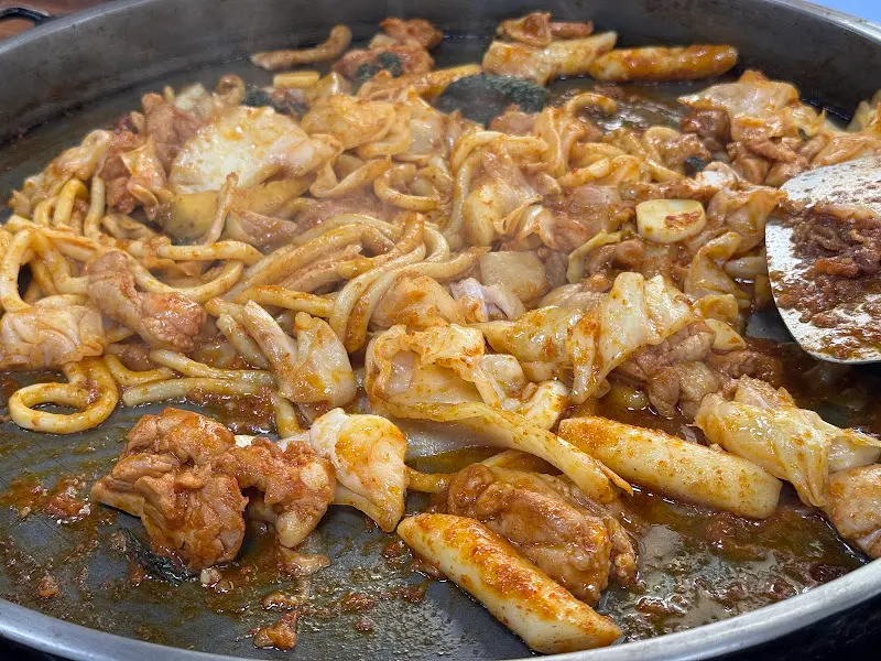 닭갈비와 우동사리의 환상적인 조합