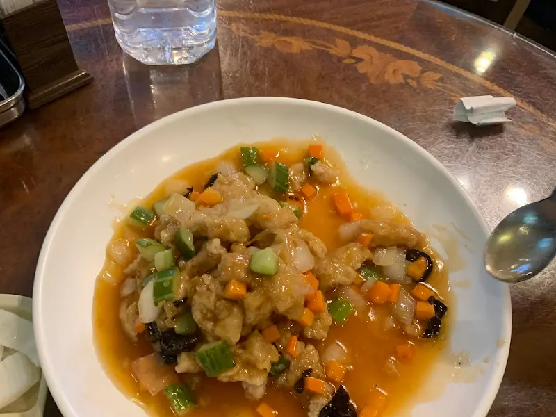 달콤새콤한 소스가 부어져 나오는 탕수육