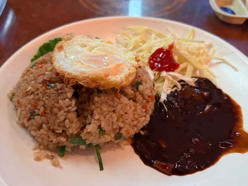 윤기가 좌르르 흐르는 볶음밥