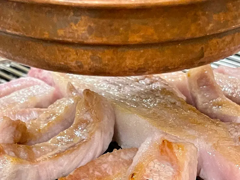 골목돼장 항정살 굽는 모습