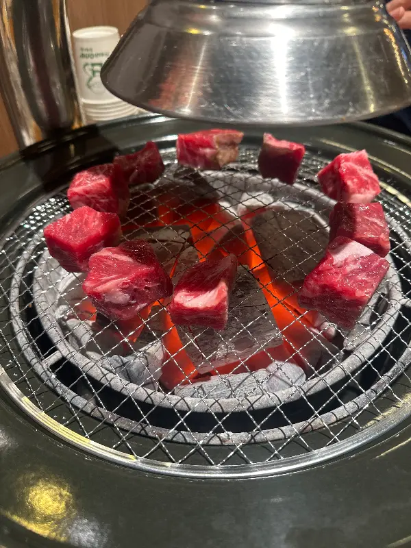 화로 위에서 익어가는 큐브 눈꽃살