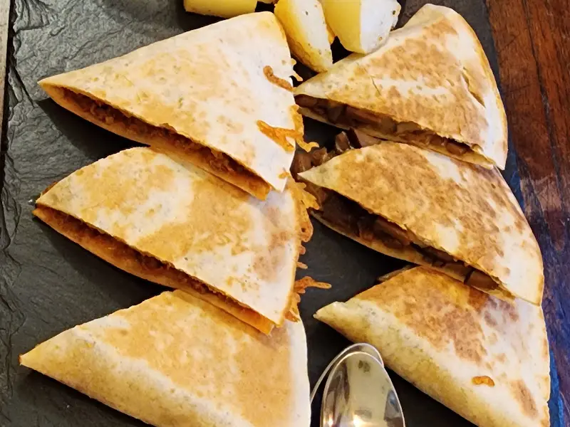 퀘사디아 단면이 먹음직스럽다.