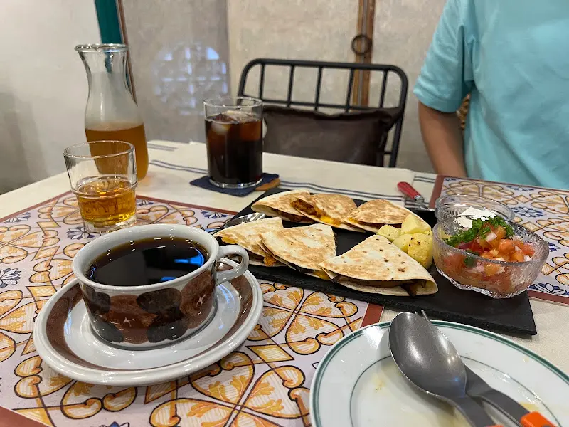 테이블 위에 놓인 퀘사디아, 커피, 음료