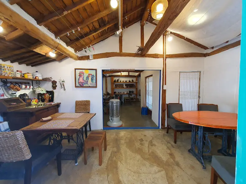 따뜻한 분위기의 실내 좌석