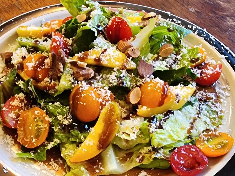 싱싱한 채소가 가득한 샐러드