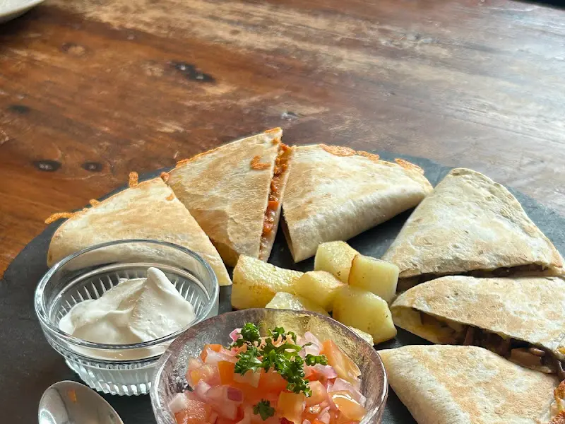 퀘사디아와 곁들여 먹는 소스