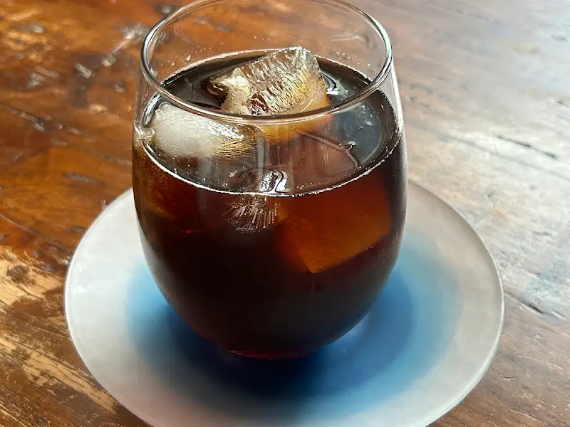 따스한 햇살이 들어오는 창가 자리