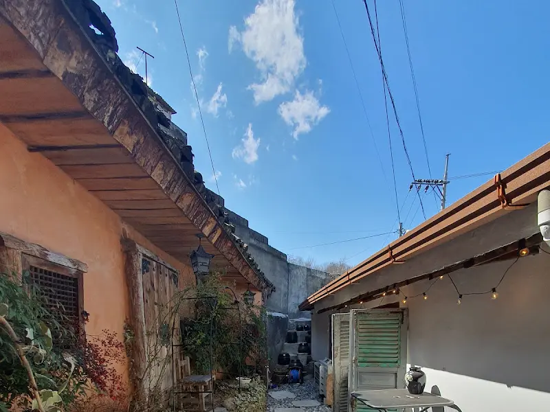 고즈넉한 분위기의 골목길 풍경