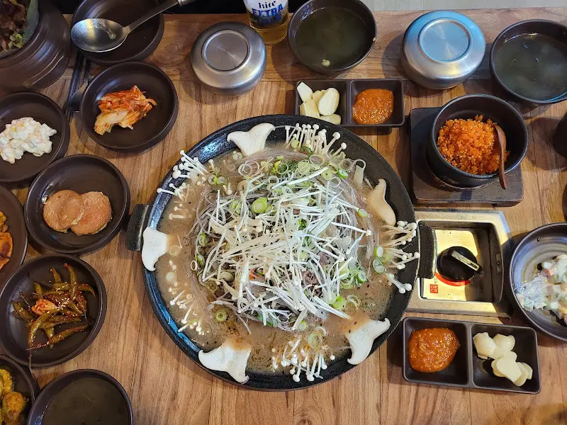 테이블 전체 샷. 다양한 찌개와 밑반찬이 놓여있다.