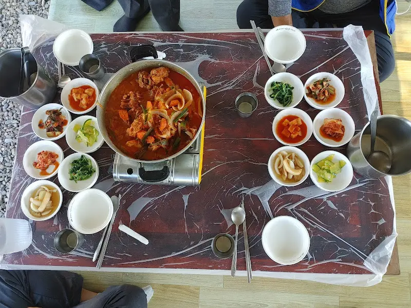 닭볶음탕이 테이블 위에 놓여진 모습