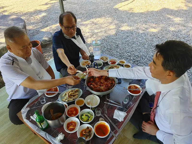 닭볶음탕을 각자 그릇에 담아 먹는 모습