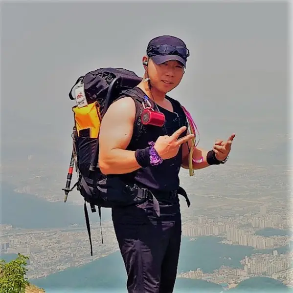 등산복을 입고 팔공산 정상에서 포즈를 취한 등산객