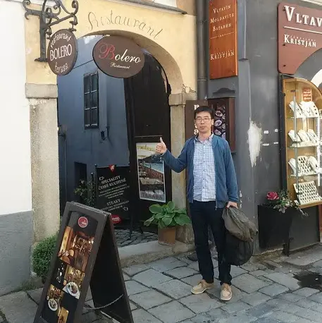 식당 입구에 서 있는 사람