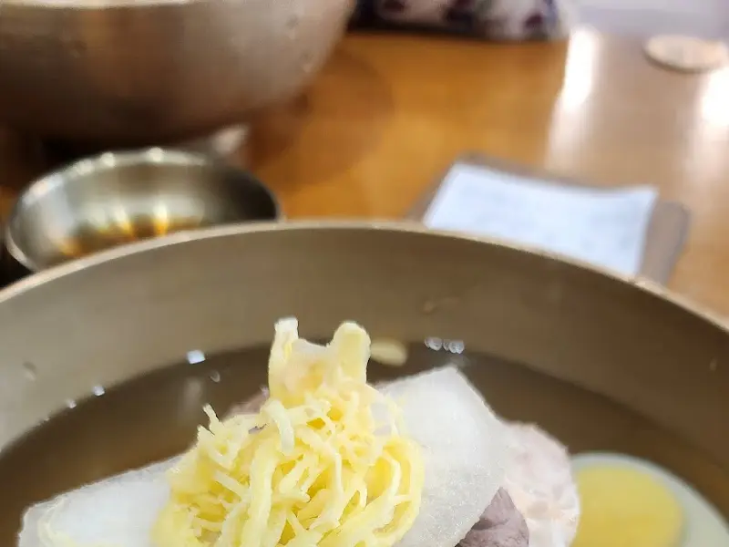 화려한 고명이 돋보이는 평양냉면