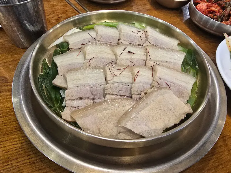 윤기가 흐르는 돼지고기 편육