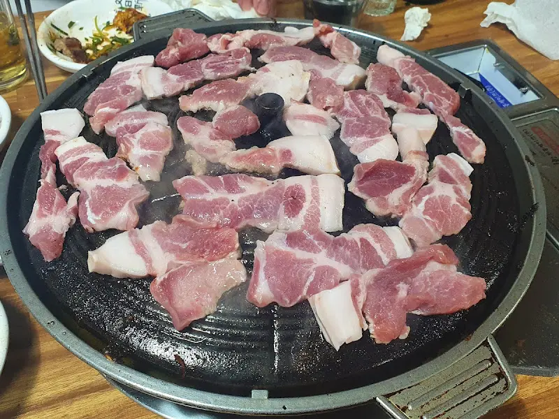 솥뚜껑 위에 올려진 삼겹살