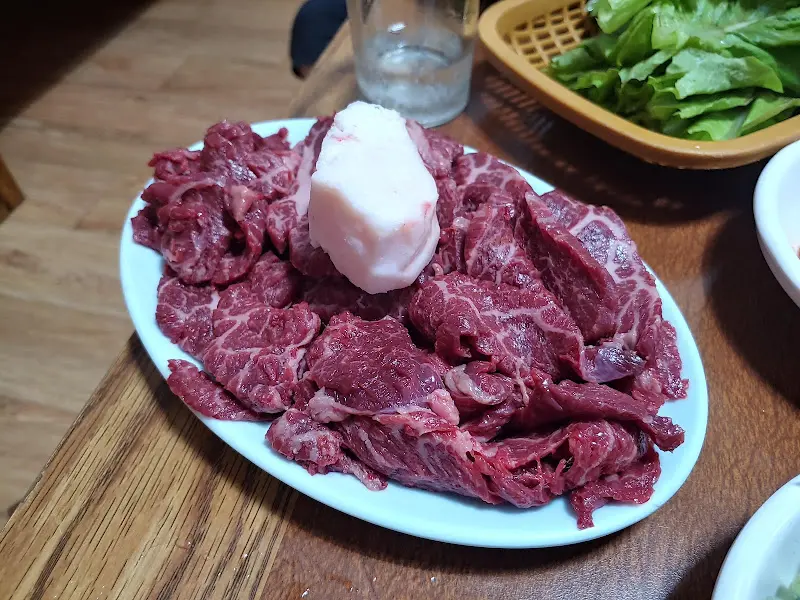 푸짐한 생고기 한 상차림